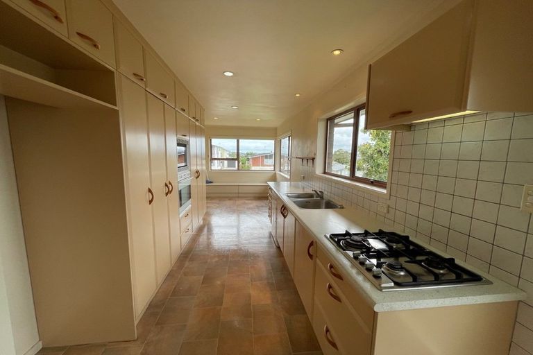 Photo of property in 27 Chatsworth Crescent, Pakuranga Heights, Auckland, 2010