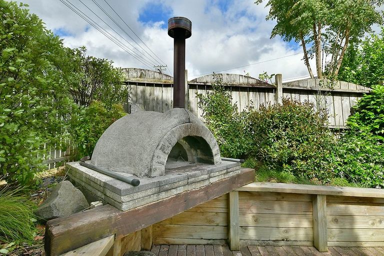 Photo of property in 2 St James Avenue, Helensville, 0800