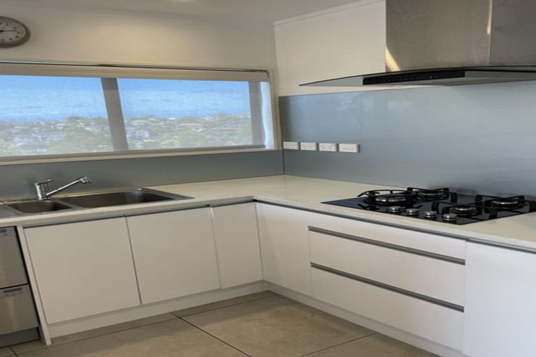 Photo of property in 2/13 Naviti Place, Browns Bay, Auckland, 0630