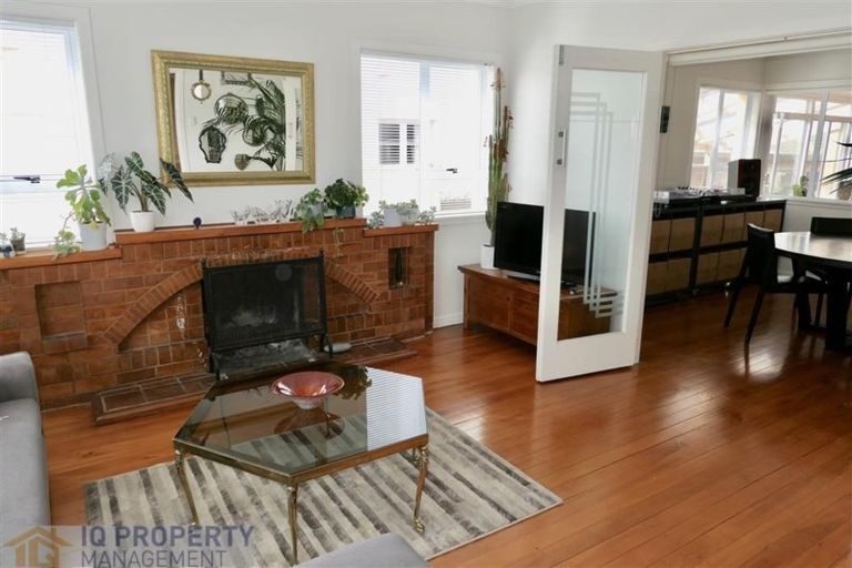 Photo of property in 43 Eastglen Road, Glen Eden, Auckland, 0602