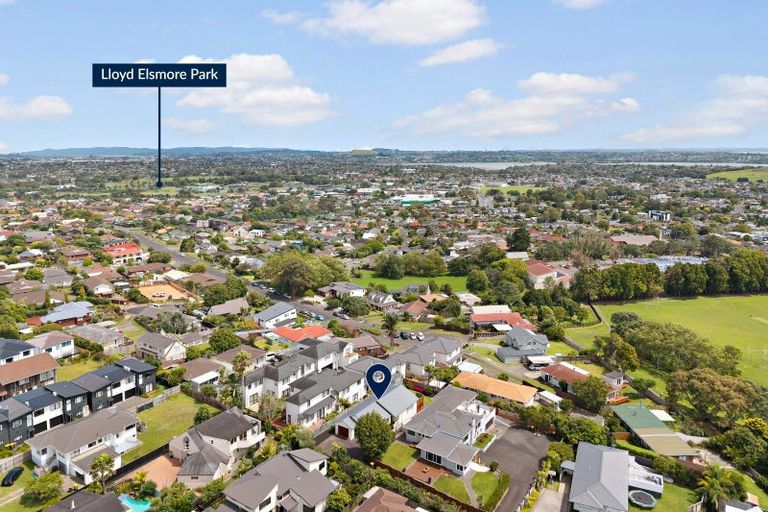 Photo of property in 9a Bradbury Road, Botany Downs, Auckland, 2010