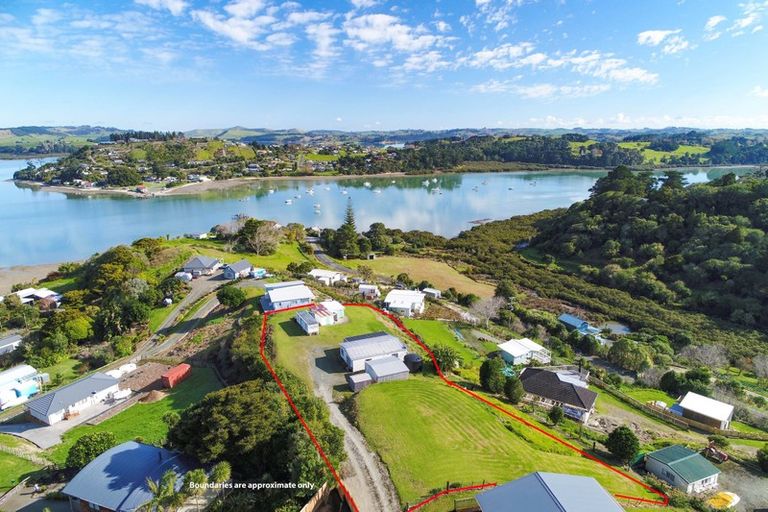 Photo of property in 29 Oxford Street, Whakapirau, Maungaturoto, 0583