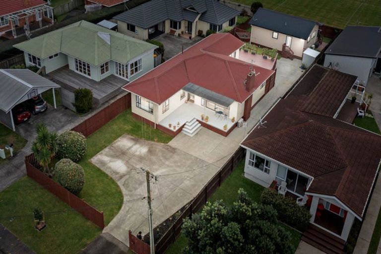Photo of property in 14 Peachgrove Road, Te Atatu Peninsula, Auckland, 0610