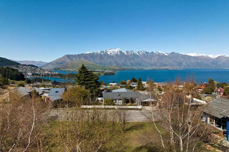Photo of property in 14 Avalon Crescent, Fernhill, Queenstown, 9300