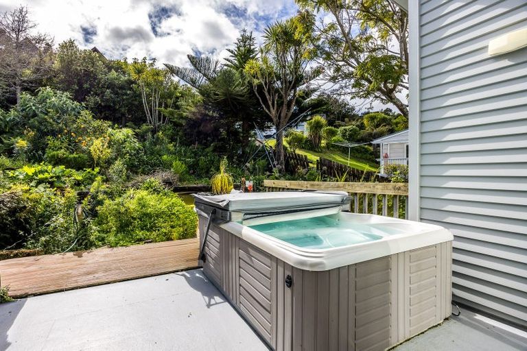 Photo of property in 18 Zita Avenue, Matakatia, Whangaparaoa, 0930