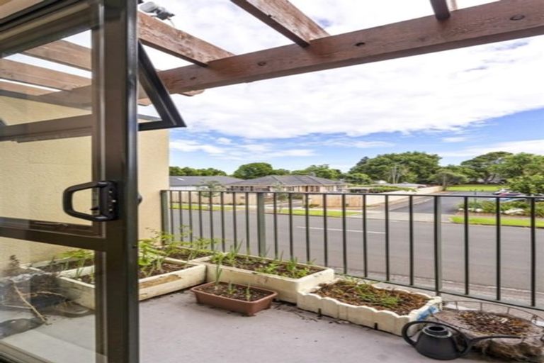Photo of property in 3/17 Harbour View Road, Te Atatu Peninsula, Auckland, 0610