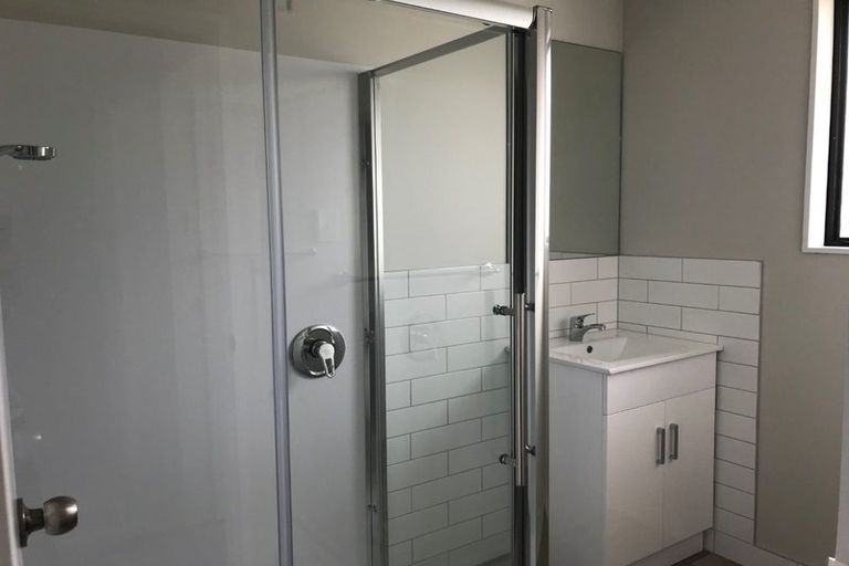 Photo of property in 2/77 Redcrest Avenue, Red Hill, Papakura, 2110