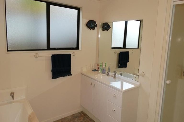Photo of property in 1 San Fernando Way, Henderson, Auckland, 0612