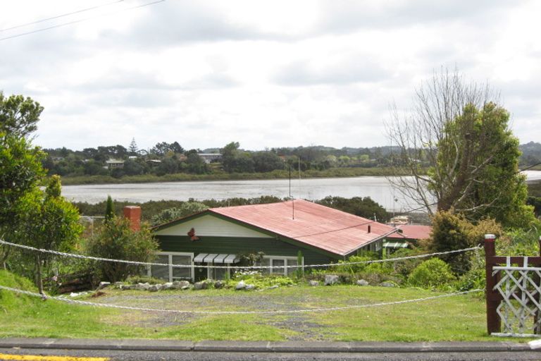 Photo of property in 6 The Terrace, Herald Island, Auckland, 0618