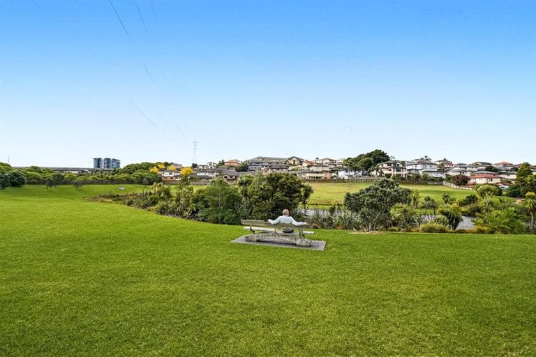 Photo of property in 12 Mediterranean Way, Goodwood Heights, Auckland, 2105
