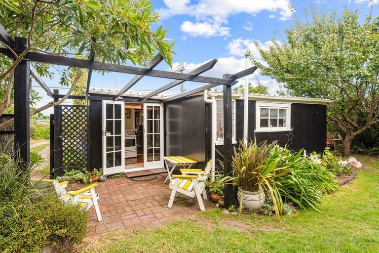 Photo of property in 11 Waimea Road, Waikanae Beach, Waikanae, 5036
