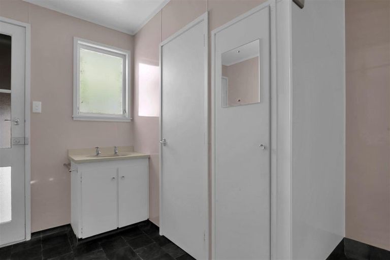 Photo of property in 15 Bays Road, Orere Point, 2585