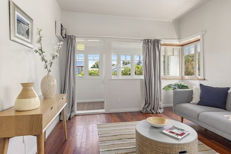 Photo of property in 137 Apu Crescent, Lyall Bay, Wellington, 6022