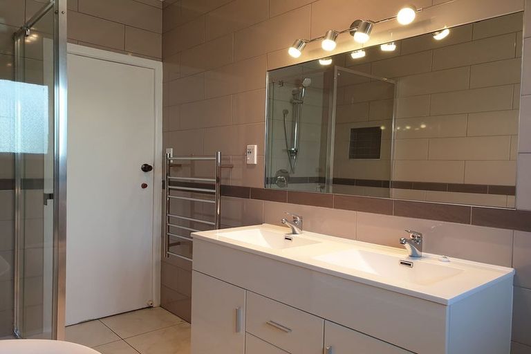 Photo of property in 1/16 Taharoto Road, Takapuna, Auckland, 0622