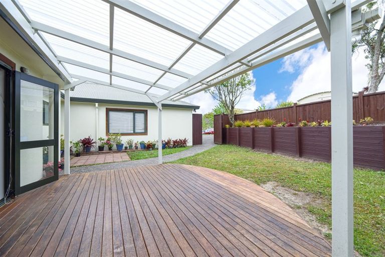 Photo of property in 33 Zefiro Drive, Massey, Auckland, 0614
