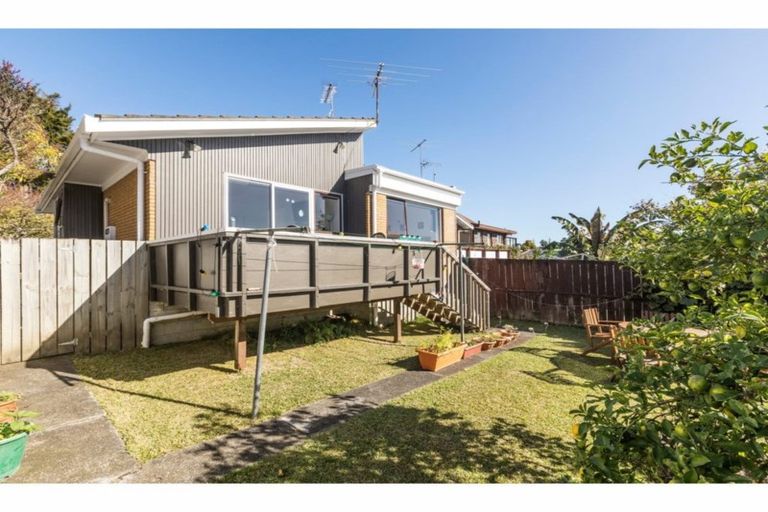 Photo of property in 2/309 Wairau Road, Totara Vale, Auckland, 0627