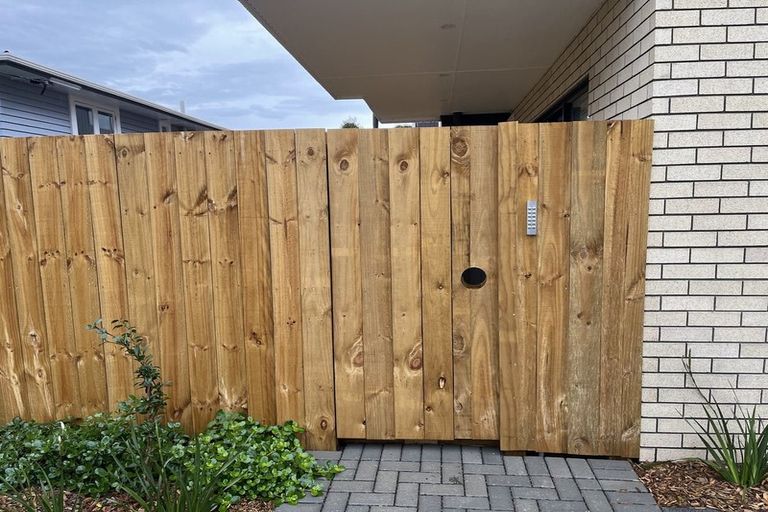 Photo of property in 3/11 Karamu Street, Te Atatu Peninsula, Auckland, 0610