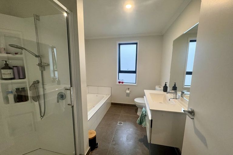 Photo of property in 17 Discovery Place, Marfell, New Plymouth, 4310