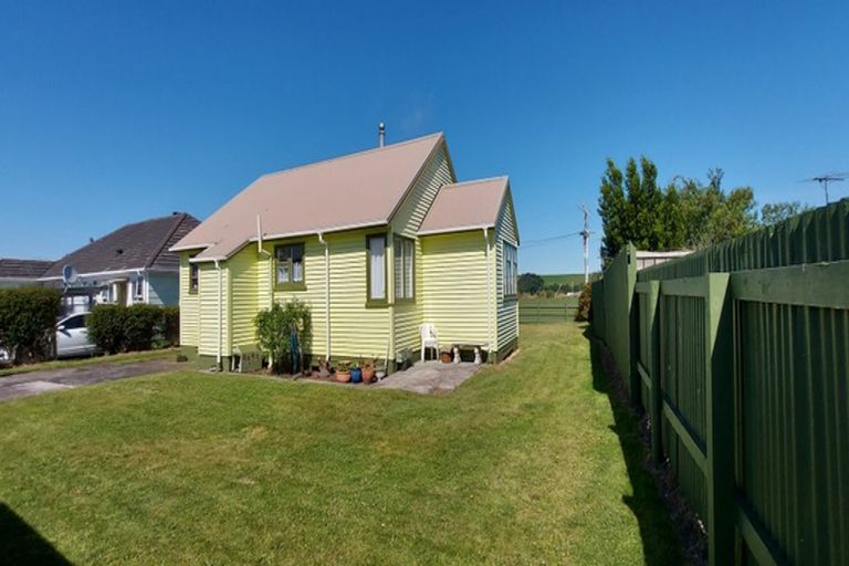 Photo of property in 24 Railway Street, Eltham, 4322