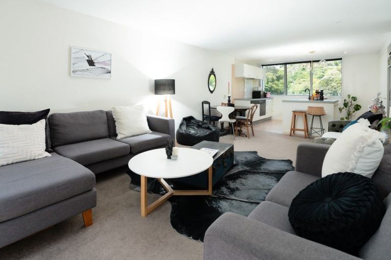 Photo of property in 11 Tiketike Way, Brooklyn, Wellington, 6021