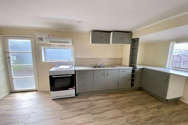 Photo of property in 35 Archibald Road, Kelston, Auckland, 0602