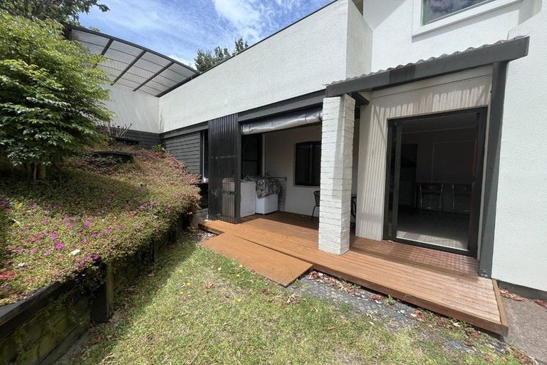 Photo of property in 16 Kerlin Crescent, West Harbour, Auckland, 0618