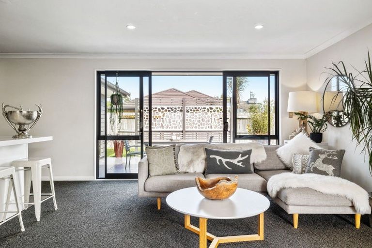 Photo of property in 3 Saint Heliers Grove, Fitzherbert, Palmerston North, 4410