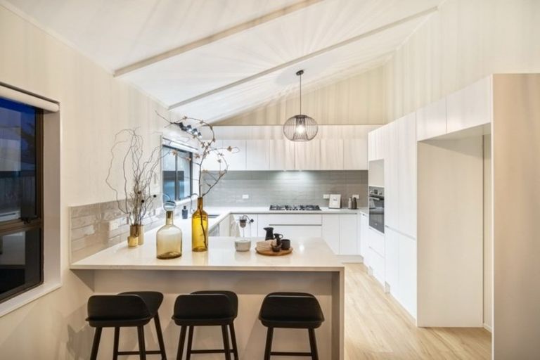 Photo of property in 2/17 Oliver Street, Point Chevalier, Auckland, 1022