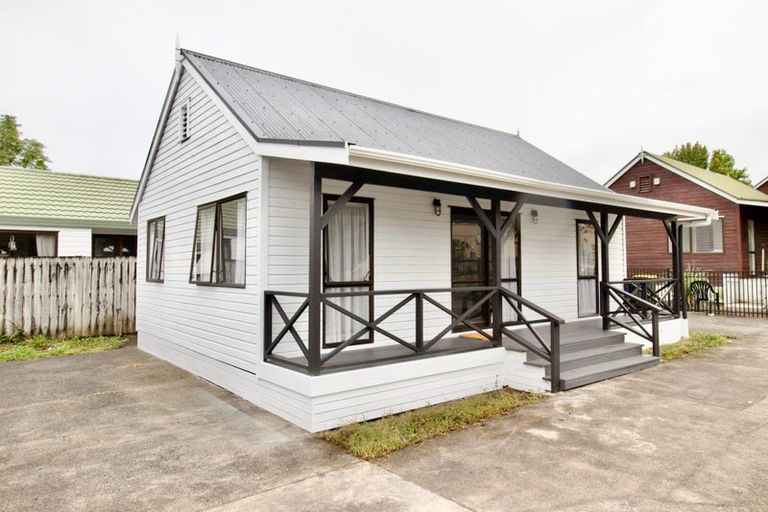 Photo of property in 2/708 Swanson Road, Swanson, Auckland, 0612