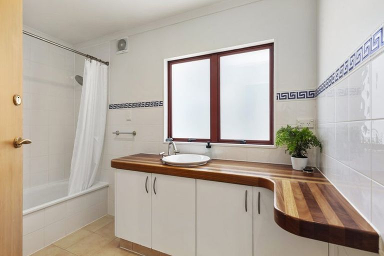 Photo of property in 61 Breaker Bay Road, Breaker Bay, Wellington, 6022