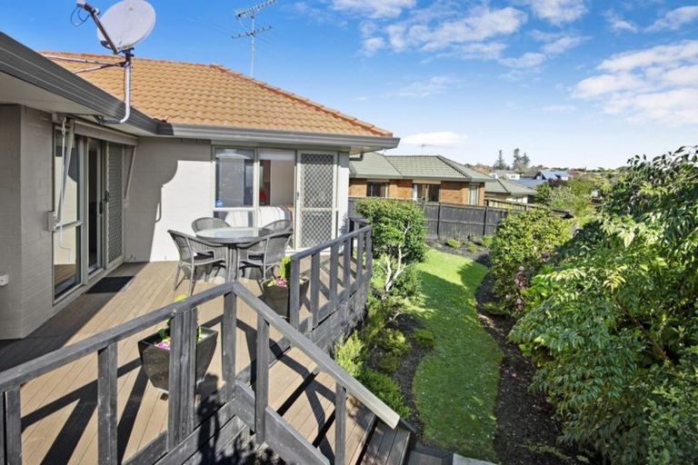 Photo of property in 16 Gillett Place, Botany Downs, Auckland, 2014