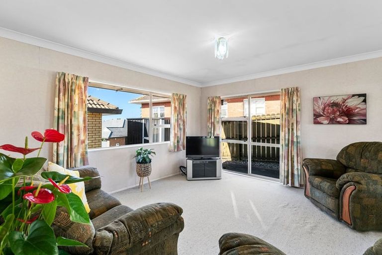 Photo of property in 1/10 Clevedon Road, Papakura, 2110