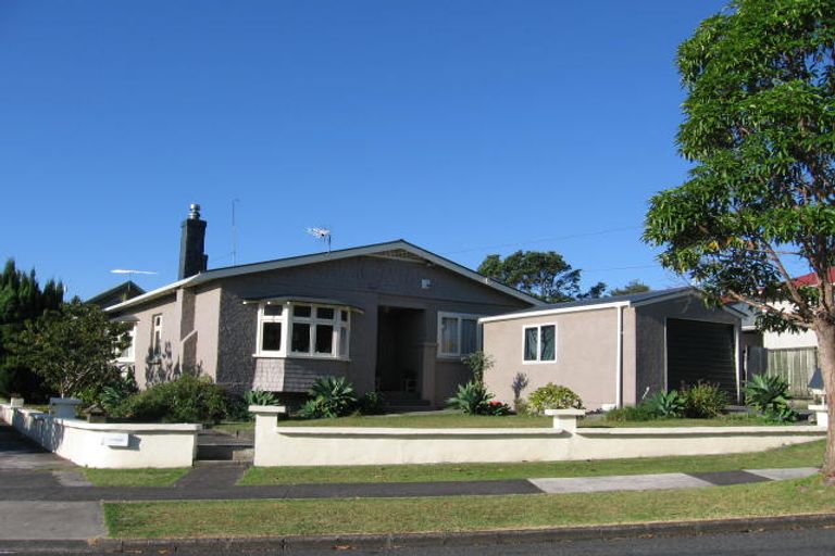 Photo of property in 1/2 Craigbank Avenue, New Lynn, Auckland, 0600