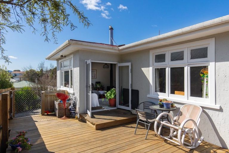 Photo of property in 49a Hampden Street, Picton, 7220