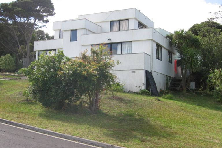 Photo of property in 4 Valecrest Place, Bayview, Auckland, 0629