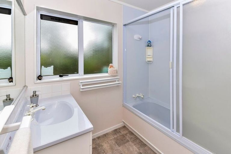 Photo of property in 8a Sheriff Place, Randwick Park, Auckland, 2105