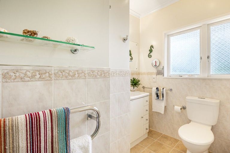 Photo of property in 16 Deane Avenue, Titirangi, Auckland, 0604