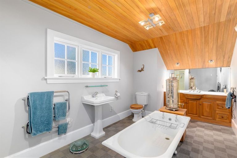 Photo of property in 104 Dyers Pass Road, Cashmere, Christchurch, 8022