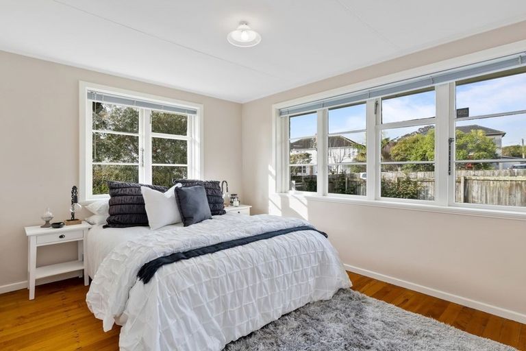 Photo of property in 35 Philomel Crescent, Bayswater, Auckland, 0622