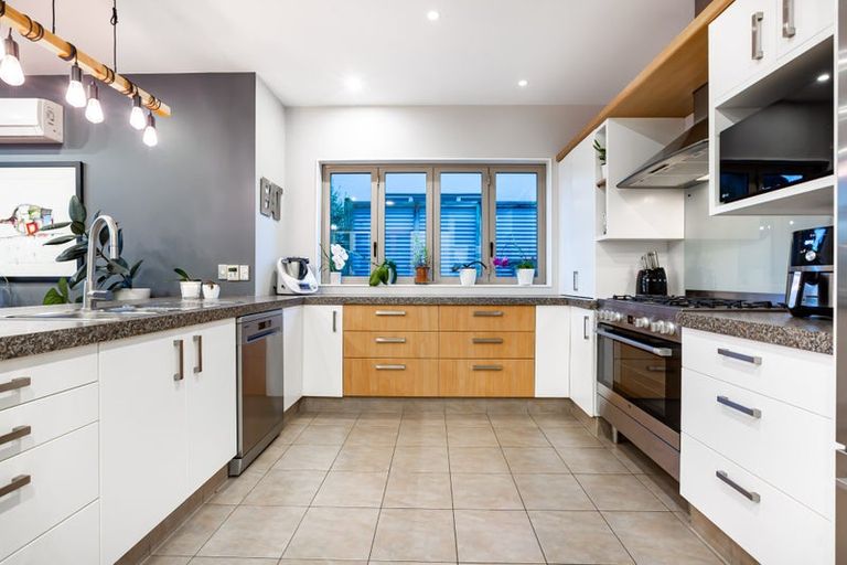 Photo of property in 61 Quadrant Heights, Paraparaumu, 5032