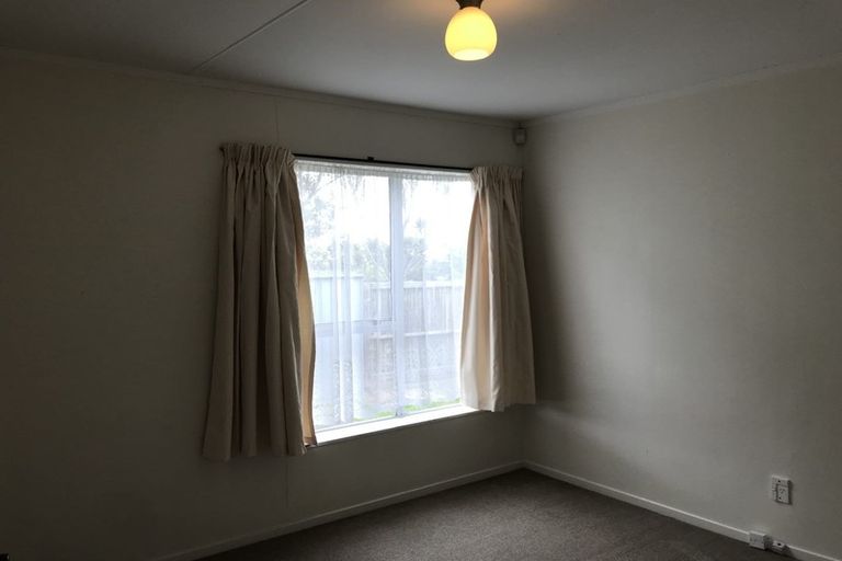 Photo of property in 15a Bayswater Place, Newlands, Wellington, 6037