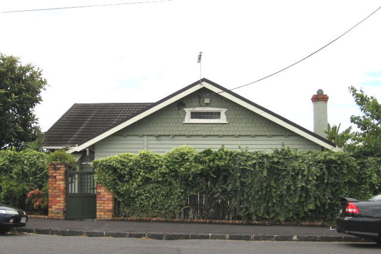 Photo of property in 2/93 Hinemoa Street, Birkenhead, Auckland, 0626