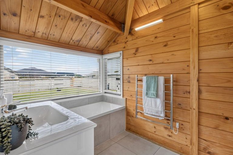 Photo of property in 14 Parfitt Place, Ngatea, 3503