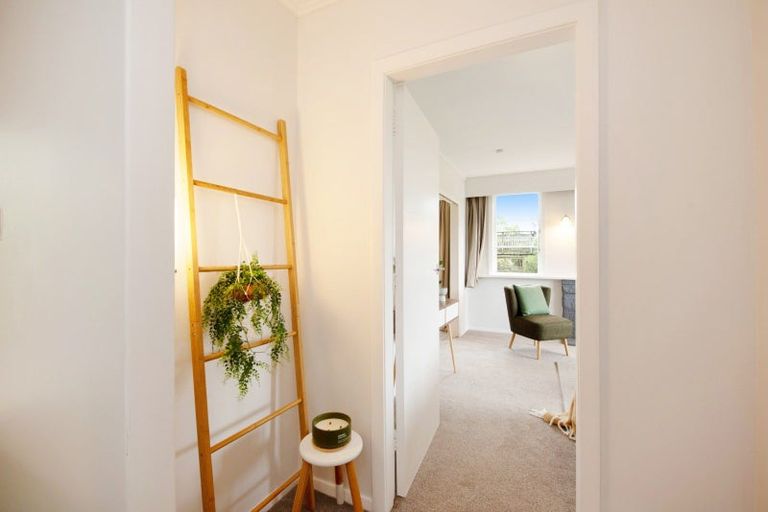 Photo of property in 135 Ruskin Road, Newlands, Wellington, 6037