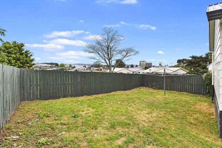 Photo of property in 2/20 Solveig Place, Randwick Park, Auckland, 2105