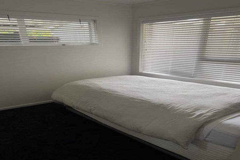 Photo of property in 16 Thorburn Avenue, Red Beach, 0932