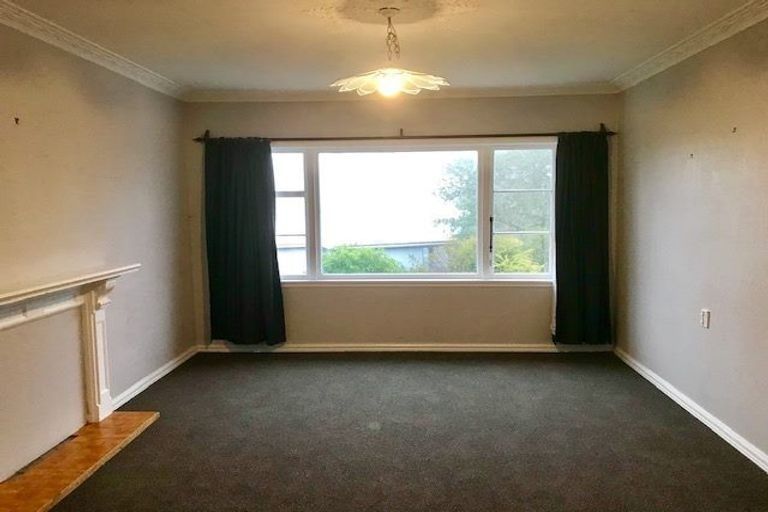 Photo of property in 15 Horokiwi Road West, Newlands, Wellington, 6037