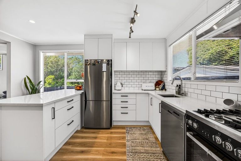 Photo of property in 8 Camphora Place, Ranui, Auckland, 0612