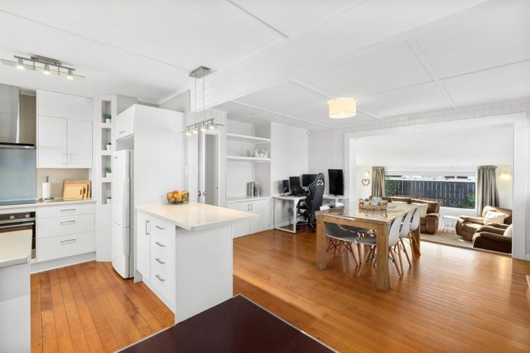 Photo of property in 22 Queen Road, Bellevue, Tauranga, 3110