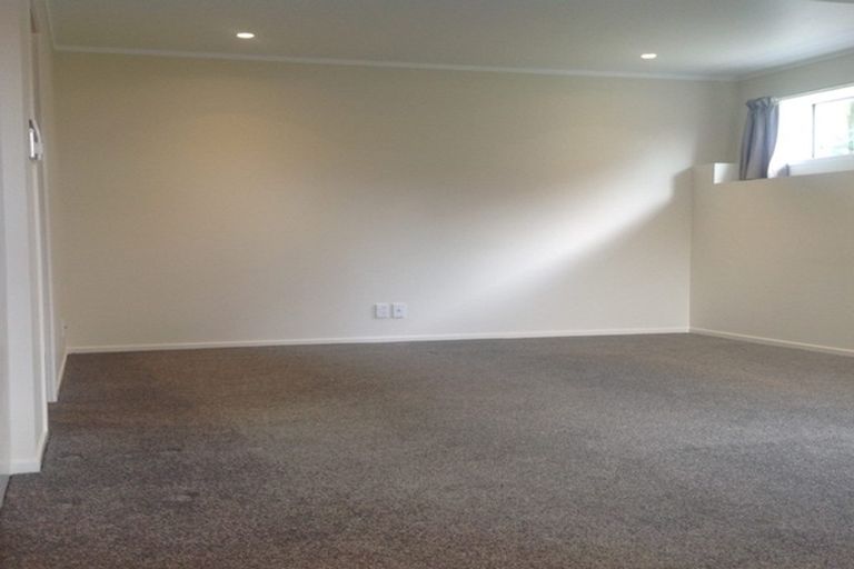 Photo of property in 2/17 Park Road, Glenfield, Auckland, 0629
